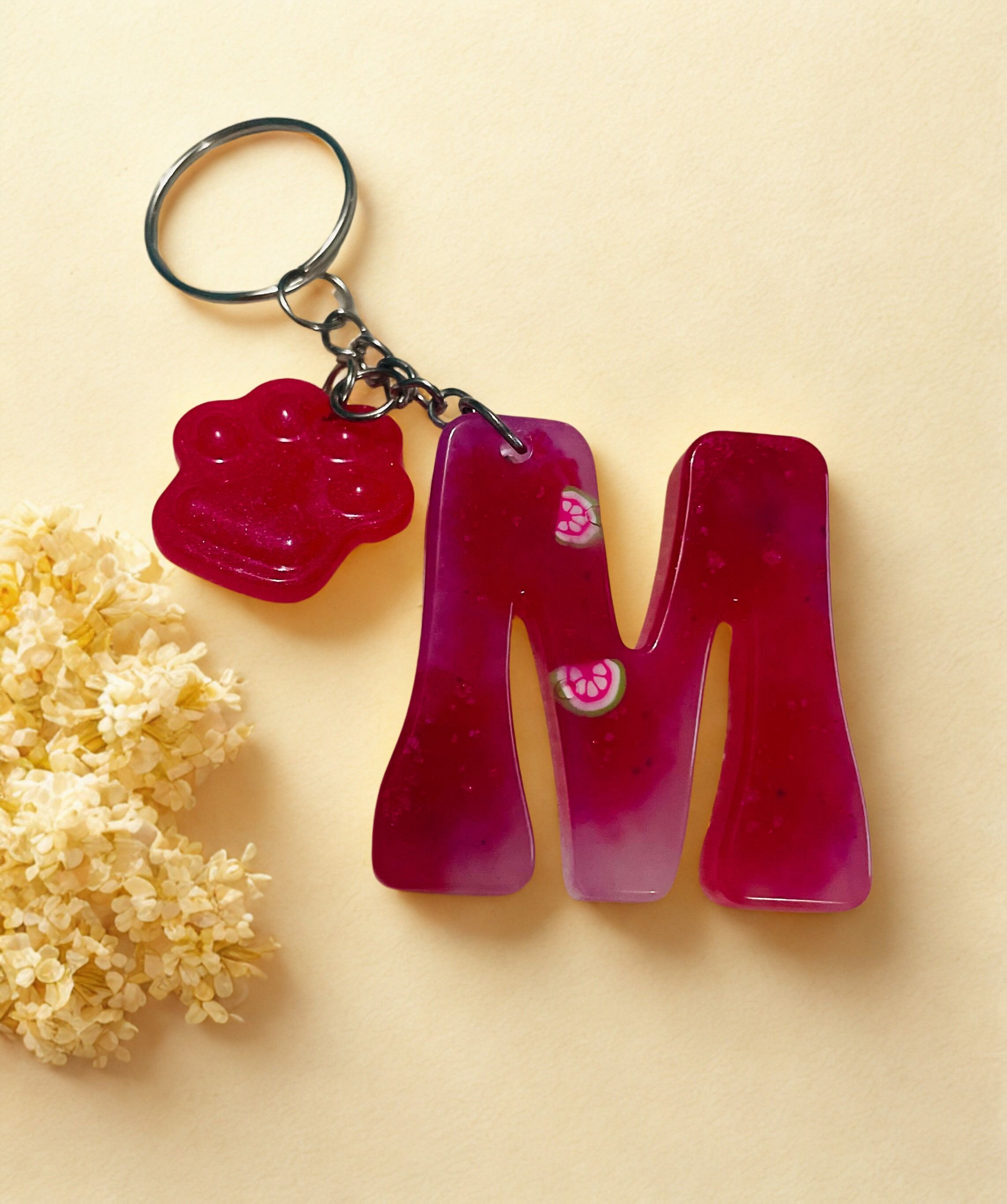 Llavero Letra M Huellita Berry